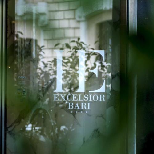 ingresso hotel excelsior bari struttura per soggiorni riunioni eventi convegni via petroni centro-5-resize-1024x1021